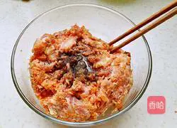 Illustration of how to make pork and carrot wontons 4