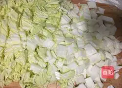 Illustration of how to make pork and cabbage dumplings 5