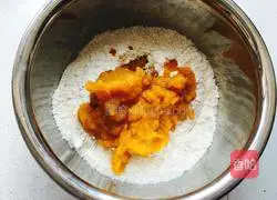 Illustration of how to cut steamed buns with pumpkin knife 3