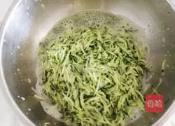 Illustration of how to make vegetarian dumplings with cucumber filling 5