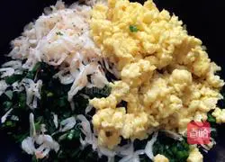 Illustration of making dumplings stuffed with three delicacies from Northeast China 2