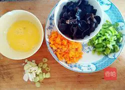 Illustration of how to make fungus and egg fried rice 1