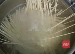 Illustration of how to make tomato, sauerkraut and egg soup noodles 9