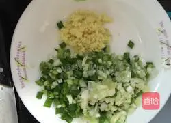 Illustration of how to make shrimp and pork wontons 4