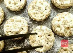 Illustration of how to make nut pancakes 11