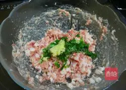 Illustration of how to make celery and pork dumpling stuffing 12