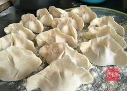 Illustration of how to make celery and pork dumplings 8