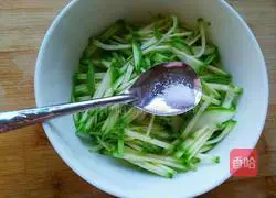 Illustration of how to make zucchini pancakes 3