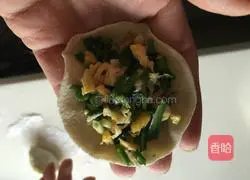 Illustration of how to make three fresh stuffed dumplings 17