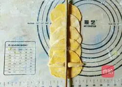 Illustration of how to make rose pumpkin steamed buns 14