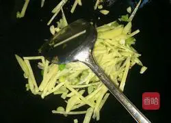 Illustration of how to make noodles with potato shreds and chili shreds 7