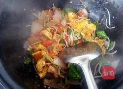 Illustration of how to make Erjiezi vegetarian fried noodles 11