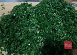 Illustration of how to make dumplings stuffed with meat and chives 3