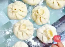 Illustration of how to make steamed buns with chive yellow pork stuffing 8