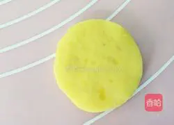 Illustration of how to make potato smiley face cake 4