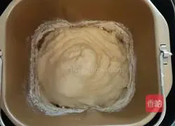 Illustration of making homemade low-sugar white steamed buns with bread machine 2