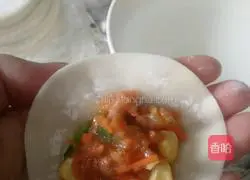 Illustration of how to make carrot, corn and pork dumplings 6