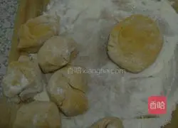 Small pumpkin buns Illustration of how to make steamed buns 5