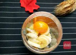 Illustration of how to make banana milk waffles 5