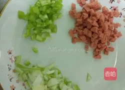 Illustration of how to make egg, sausage and scallion pancakes 1