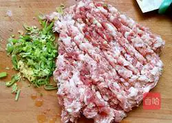 Illustration of how to make wontons with pork and carrot stuffing 1