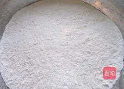 Illustration of how to make hot noodle hand cakes 1