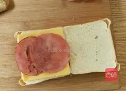 Illustration of how to make ham and egg sandwich 4