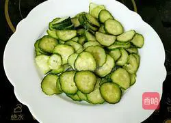 Illustration of how to make cucumber egg pancake 1