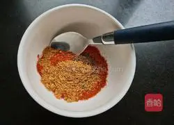 Illustration of homemade dumpling dipping sauce (with chili oil making method) 3