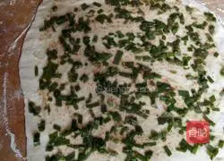 Illustration of how to make scallion pancakes 4