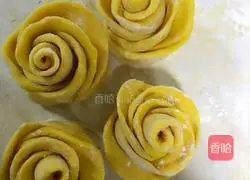 Illustration of how to make pumpkin steamed buns with roses 6