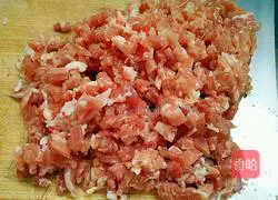 Illustration of how to make green radish and meat buns stuffing 2