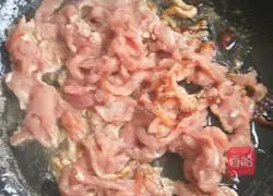 Illustration of how to make fried pancakes with shredded pork, garlic and moss 3