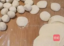 Illustration of how to make pork and green bean dumplings 9