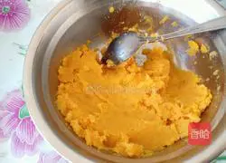 Illustration of how to make two-color hydrangea steamed buns 3