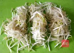 Illustration of how to make mung bean sprouts and egg fried rice 2