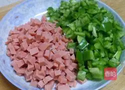 Illustration of how to make pineapple fried rice 3