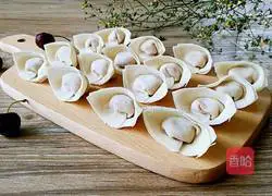 Illustration of how to make wontons stuffed with pork and carrot 10