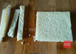 Illustration of how to make cucumber carrot and omelette sandwich 3