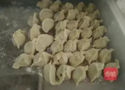 Illustration of how to make three fresh stuffed dumplings 4