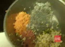 Illustration of how to make shrimp wontons (shrimp, pork, corn kernels, carrots) 4