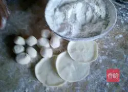 Illustration of how to make pickled cabbage dumplings 7
