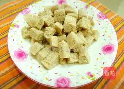 Illustration of how to make diced egg-baked buns 1