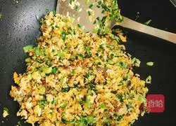 Illustration of how to make fried rice with green vegetables, minced meat and eggs 4