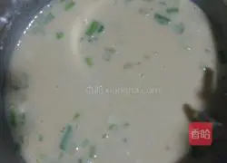 Illustration of how to make green onion and egg pancakes 3