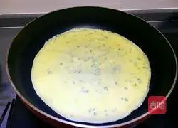 Illustration of how to make green onion egg pancake 5