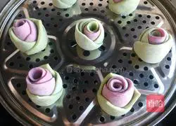 Illustration of how to make rose steamed buns 17