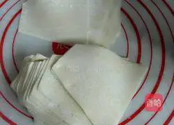 Illustration of how to make wontons stuffed with chives and pork 1