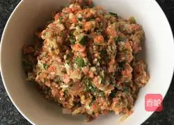 Illustration of how to make pork, carrot and green dumplings 4