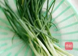 Illustration of how to make dumplings with spicy onion and spicy sauce 2